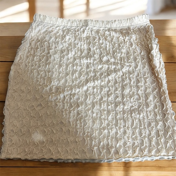 SHEIN Ivory Ruffled Crop Top - Picture 2 of 2